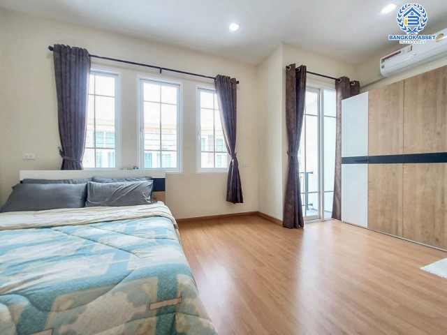 *****ทาวน์เฮ้าส์มือสองย่านเมืองทอง ม.โกลเด้นซิตี้ แจ้งวัฒนะ-เมืองทอง เนื้อที่กว้าง 19 ตร.ว. ฟังก์ชัน 4 ห้องนอน 3 ห้องน้ำ ที่จอดรถ 2 คัน ฟรี! เครื่องปรับอากาศ 4 เครื่อง ลงเสาเข็ม ต่อเติมพร้อมเข้าอยู่ได้ทันที ทำเลเดินทางสะดวก ใกล้รถไฟฟ้าสายสีชมพู "สถานีปากเกร็ด" และจุดขึ้นทางด่วน "อุดรรัถยา" จองเลย!